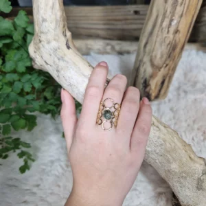 Bague dorée avec pierre