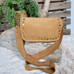 Sac en cuir nubuck avec rivets dorés