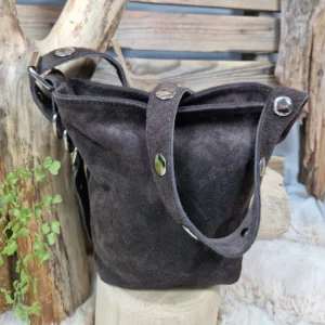 Sac en cuir avec rivets argentés